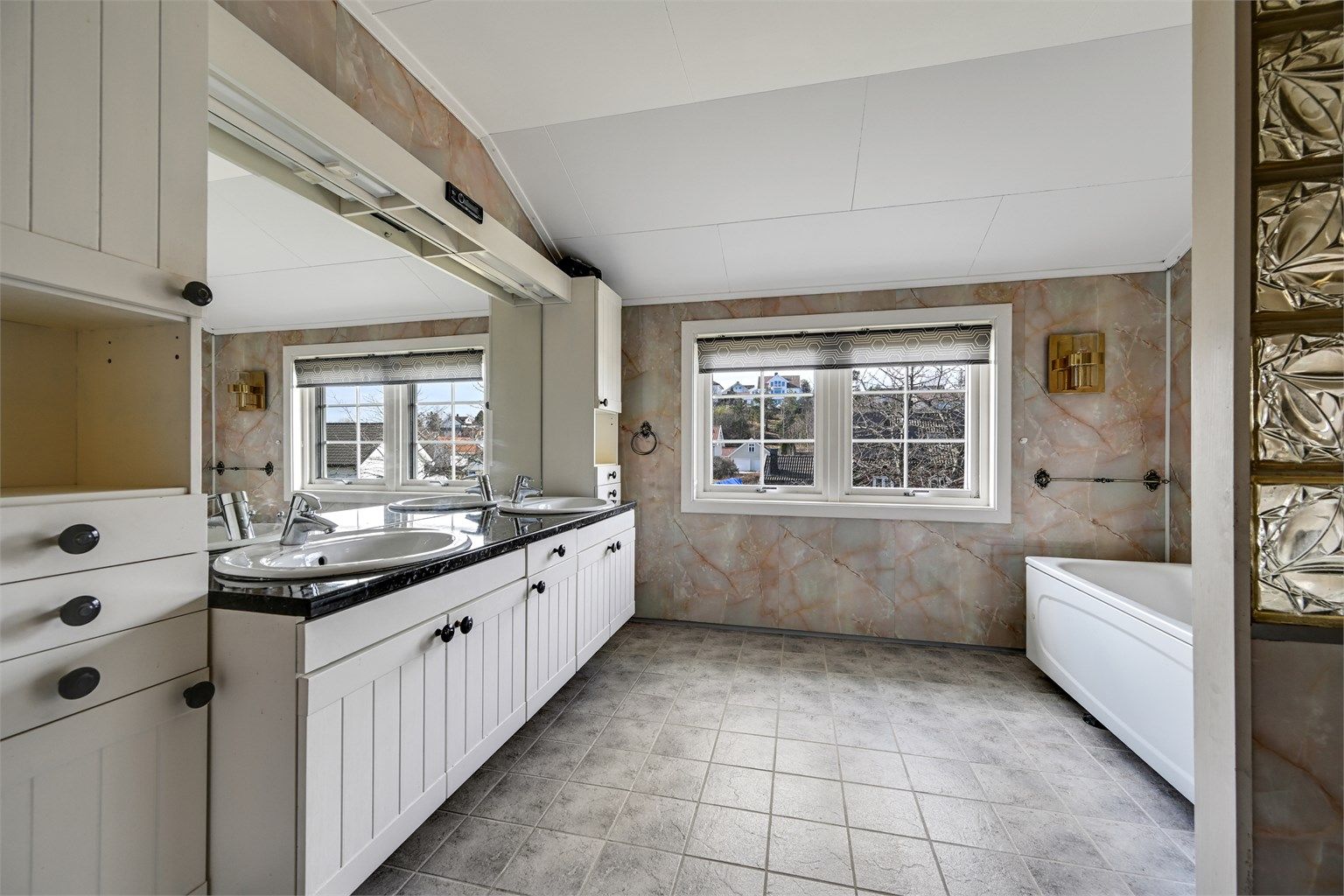 Baderomsplatene på veggene er enkle å vedlikeholde.