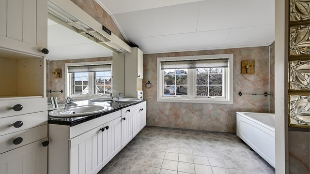 Baderomsplatene på veggene er enkle å vedlikeholde.