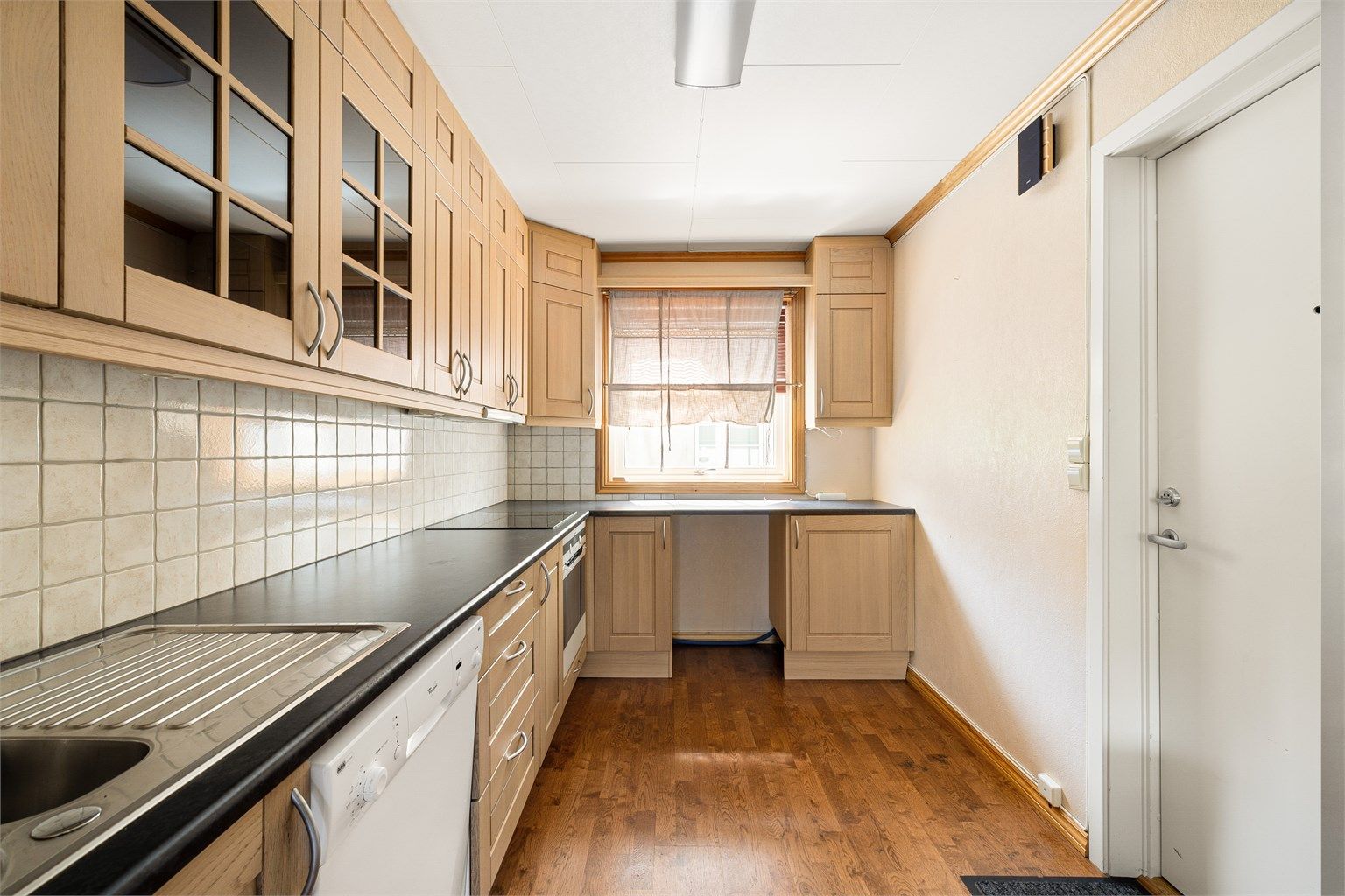 Kjøkkenet er velutnyttet med tilpasset innredning. Av hvitevarer medfølger oppvaskmaskin og kombiskap i tillegg til de integrerte.