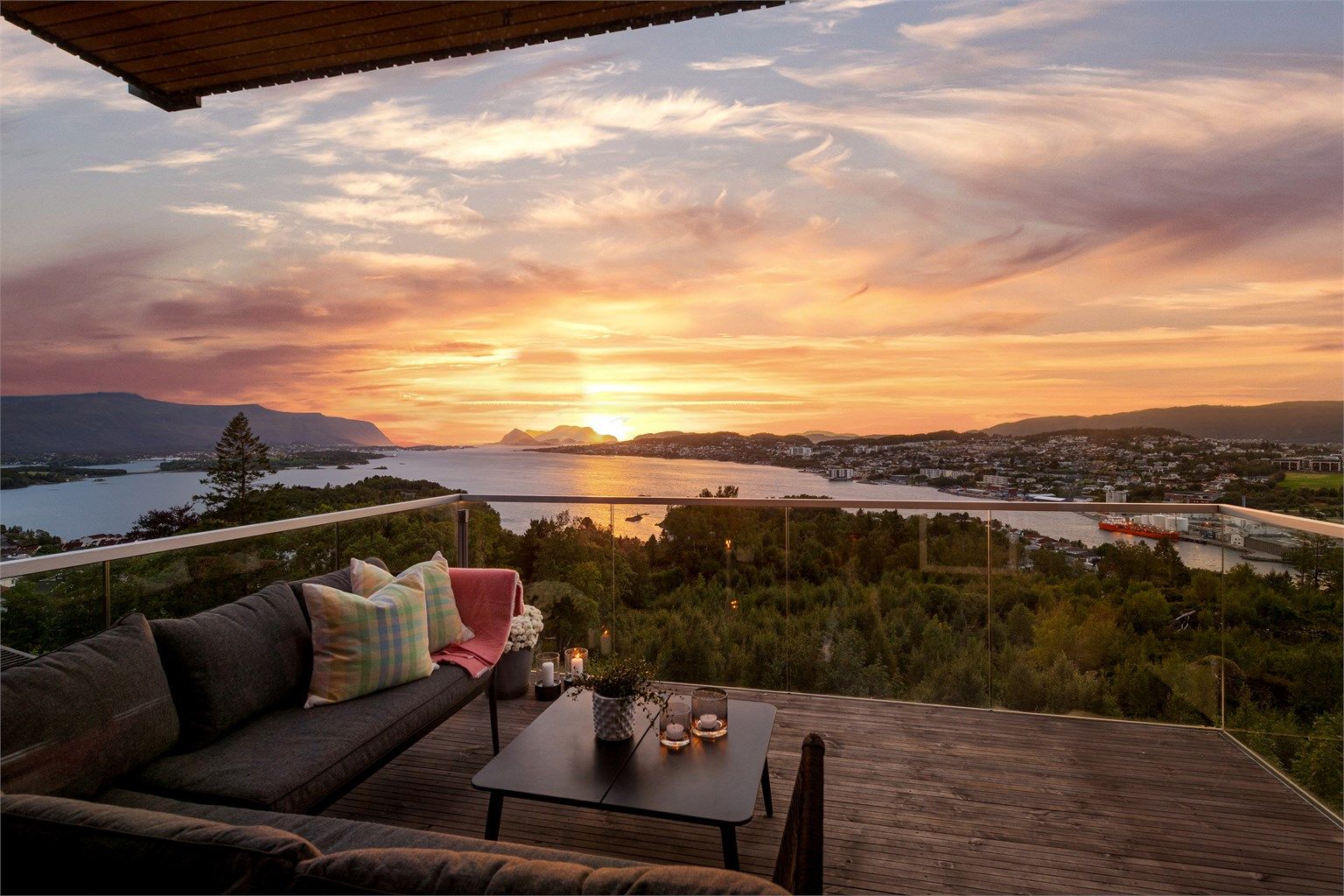 Fra balkongen i hovedetg kan du nyte solen til den går ned i vest, og se utover store deler av byen og Sula