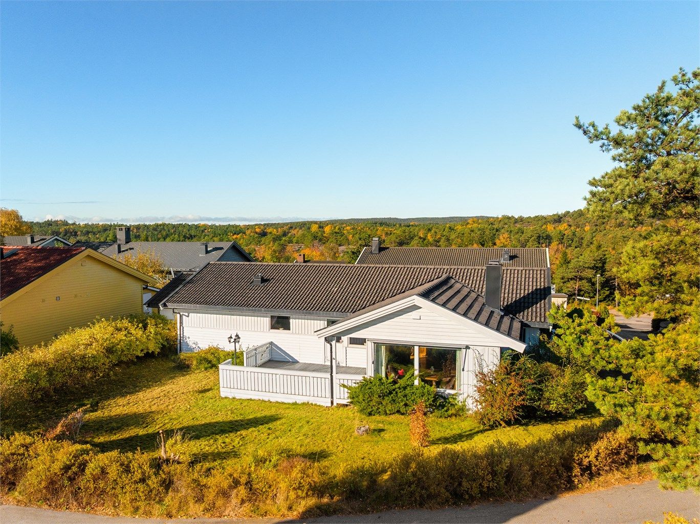 Eiendommen ligger høyt og luftig på øvre del av Rødåsen. Her er det gode solforhold dagen gjennom.