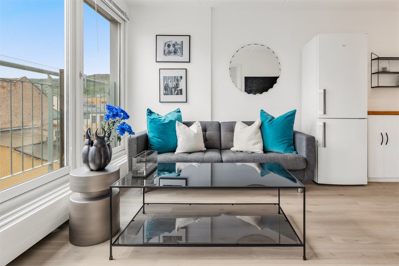 Rommet har store vindusflater