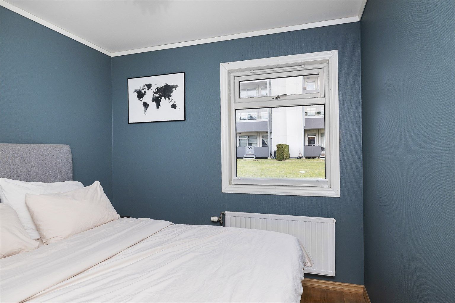 Vinduet har en praktisk luftespalte helt øverst, i tillegg til radiator som gir mulighet for ekstra varme etter ønske