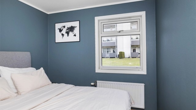 Vinduet har en praktisk luftespalte helt øverst, i tillegg til radiator som gir mulighet for ekstra varme etter ønske