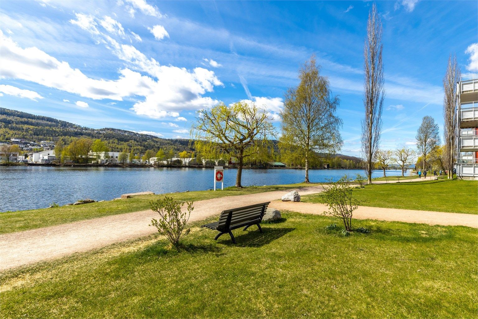 Arkivbilde - Rolige fellesarealer langs elvebredden