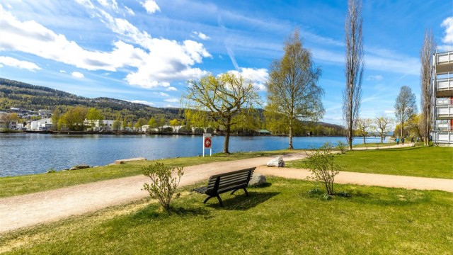 Arkivbilde - Rolige fellesarealer langs elvebredden