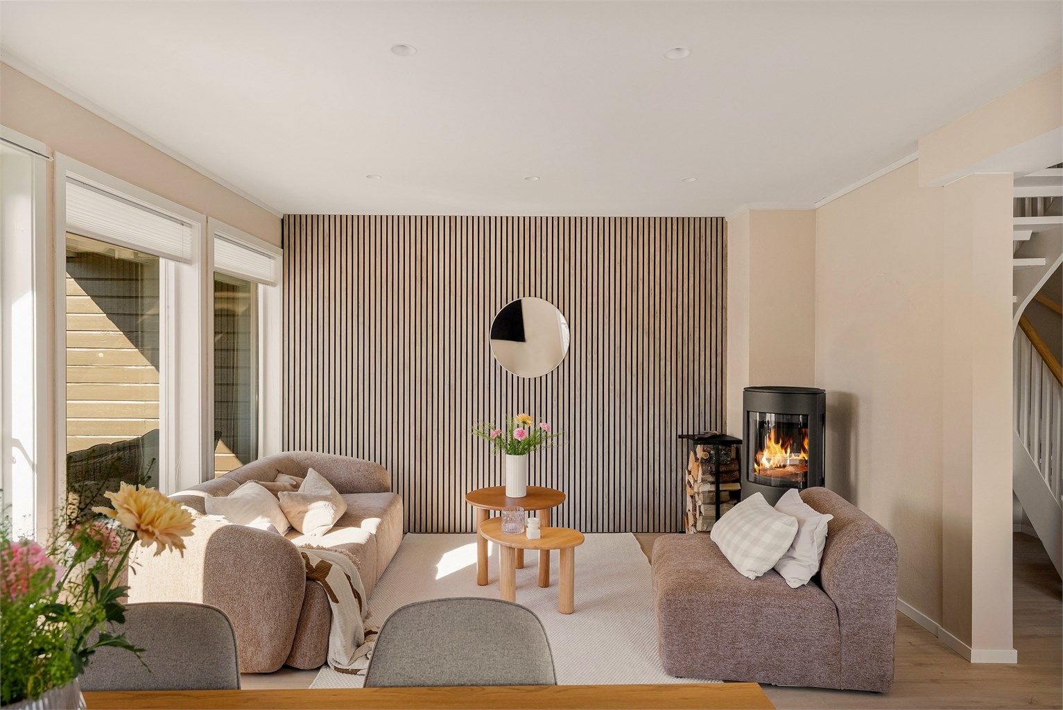 Fin og innbydende stue med et fint og koselig sitteområde ved peisen