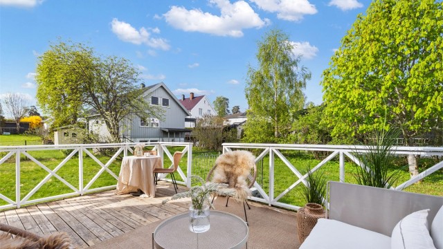 Fra terrassen har du utsyn over hagen.
