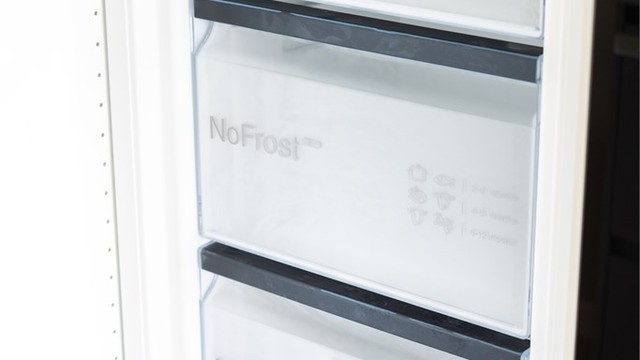 Integrert fryseskap med NoFrost-funksjon for enkel bruk.