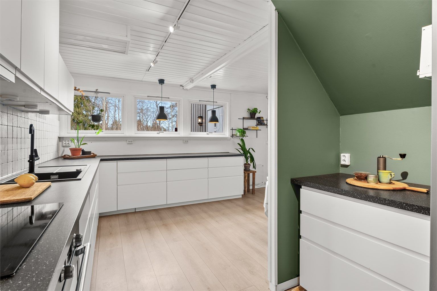 Det er rikelig med oppbevaringsplass. Den gode benkeplassen gjør det enkelt med matlaging i hverdagen.