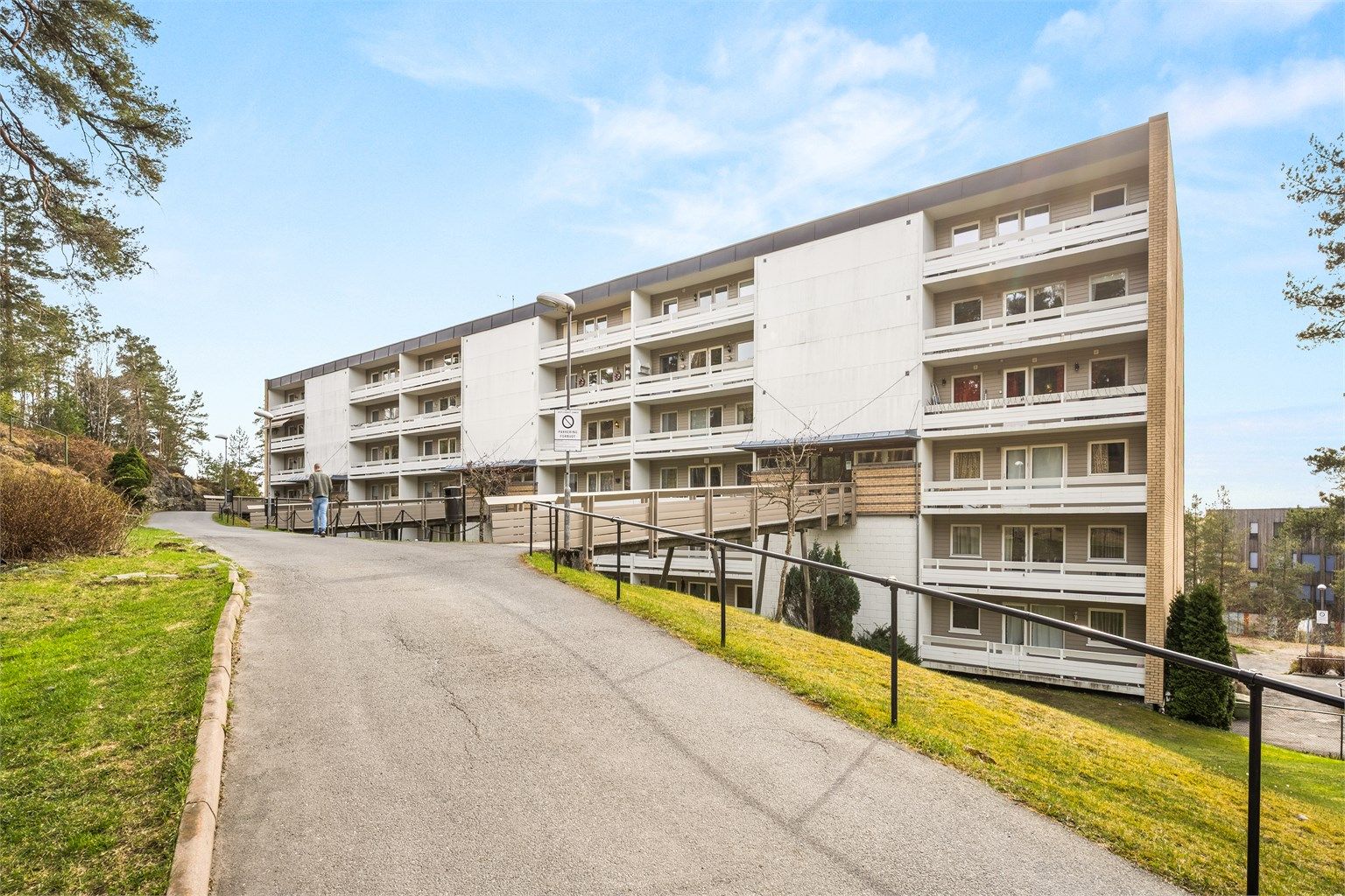 Bygget er fra 1974, med fasader kledd i en kombinasjon av fasadeplater og trekledning.