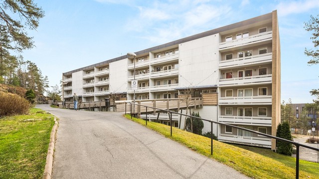 Bygget er fra 1974, med fasader kledd i en kombinasjon av fasadeplater og trekledning.