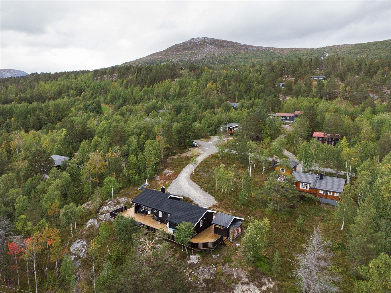 Fjellterrenget ligger rett utenfor hytteveggen med flotte turmuligheter.