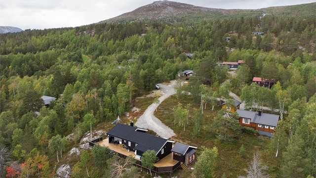 Fjellterrenget ligger rett utenfor hytteveggen med flotte turmuligheter.