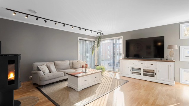 Lys og luftig stue med god plass for stor sofa