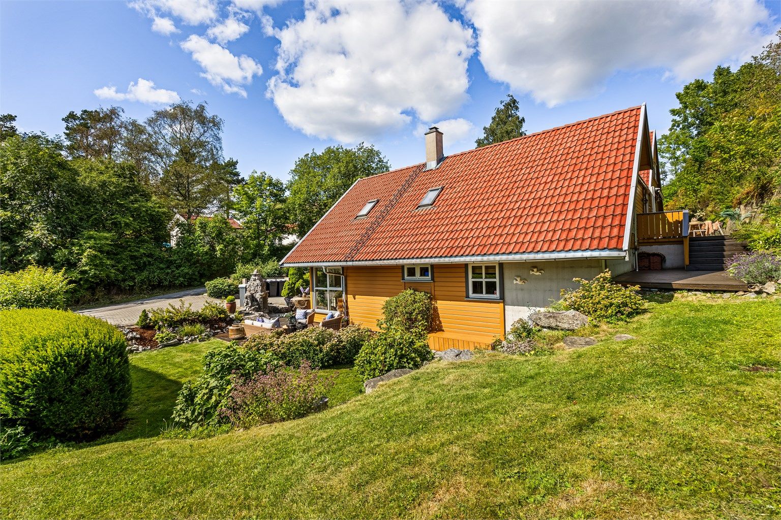 Hagen er pent opparbeidet i flere nivåer og delvis naturtomt.