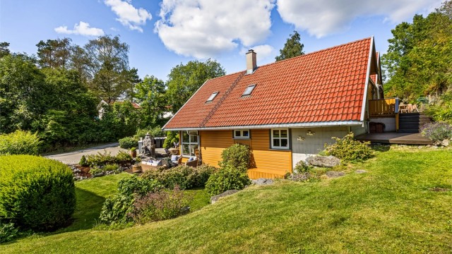 Hagen er pent opparbeidet i flere nivåer og delvis naturtomt.