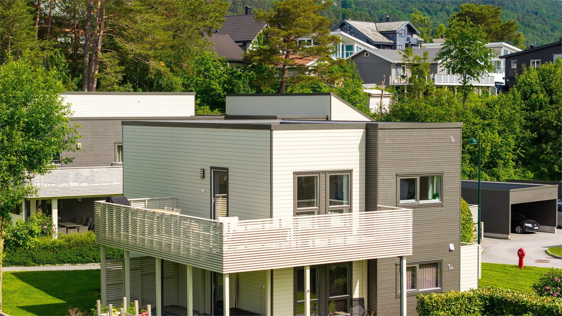 Bygget har en moderne arkitektur med ytterkledning av liggende trepanel.
