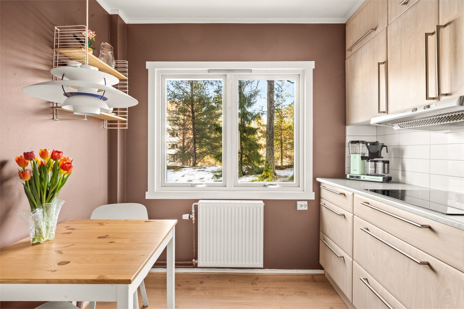 Stort separat kjøkken med en ventilator med kullfilter er integrert i overskapene.
Foto: Martine Eren Jacobsen