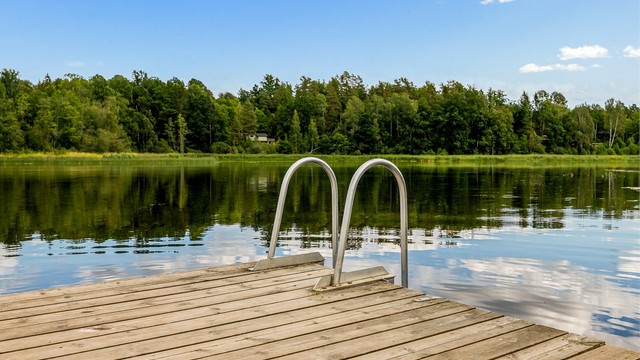 Om det frister med et avkjølende bad, finner du Askjemvannet like i nærheten.