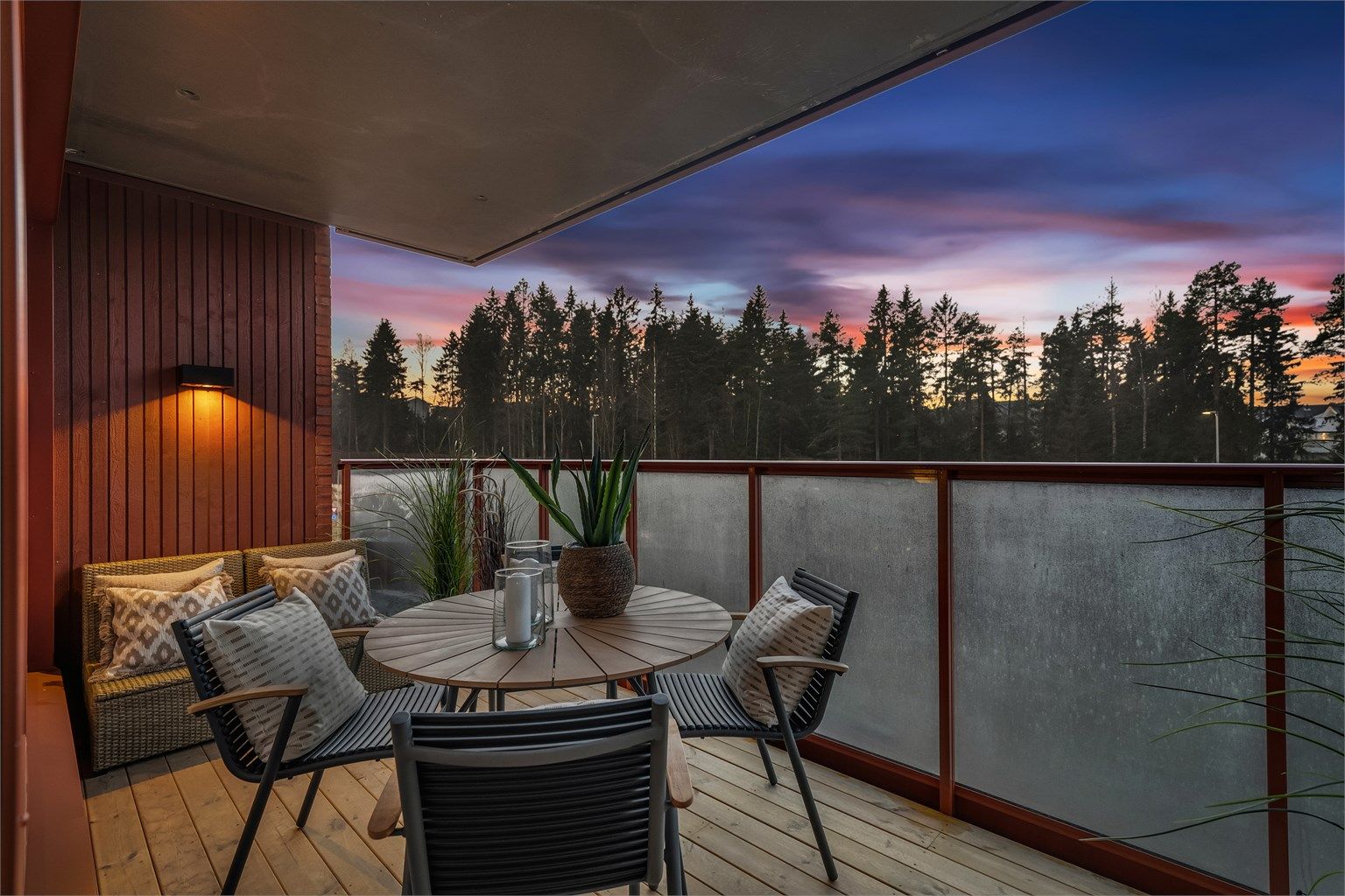 Balkongen ligger vestvendt og har gode solforhold. (Arkivfoto fra tilsvarende leilighet) 