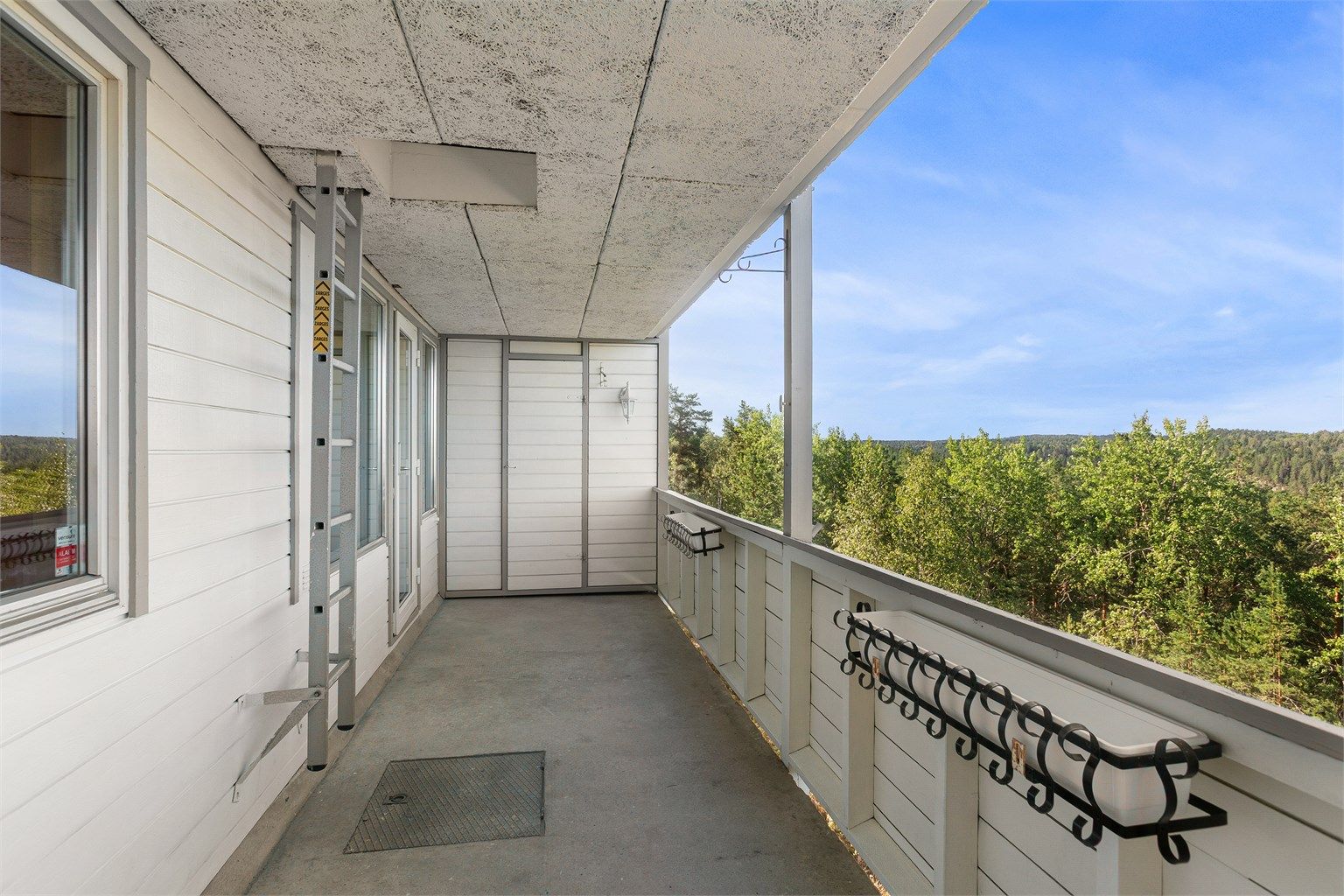 Praktisk bod til oppbevaring av utemøbler 