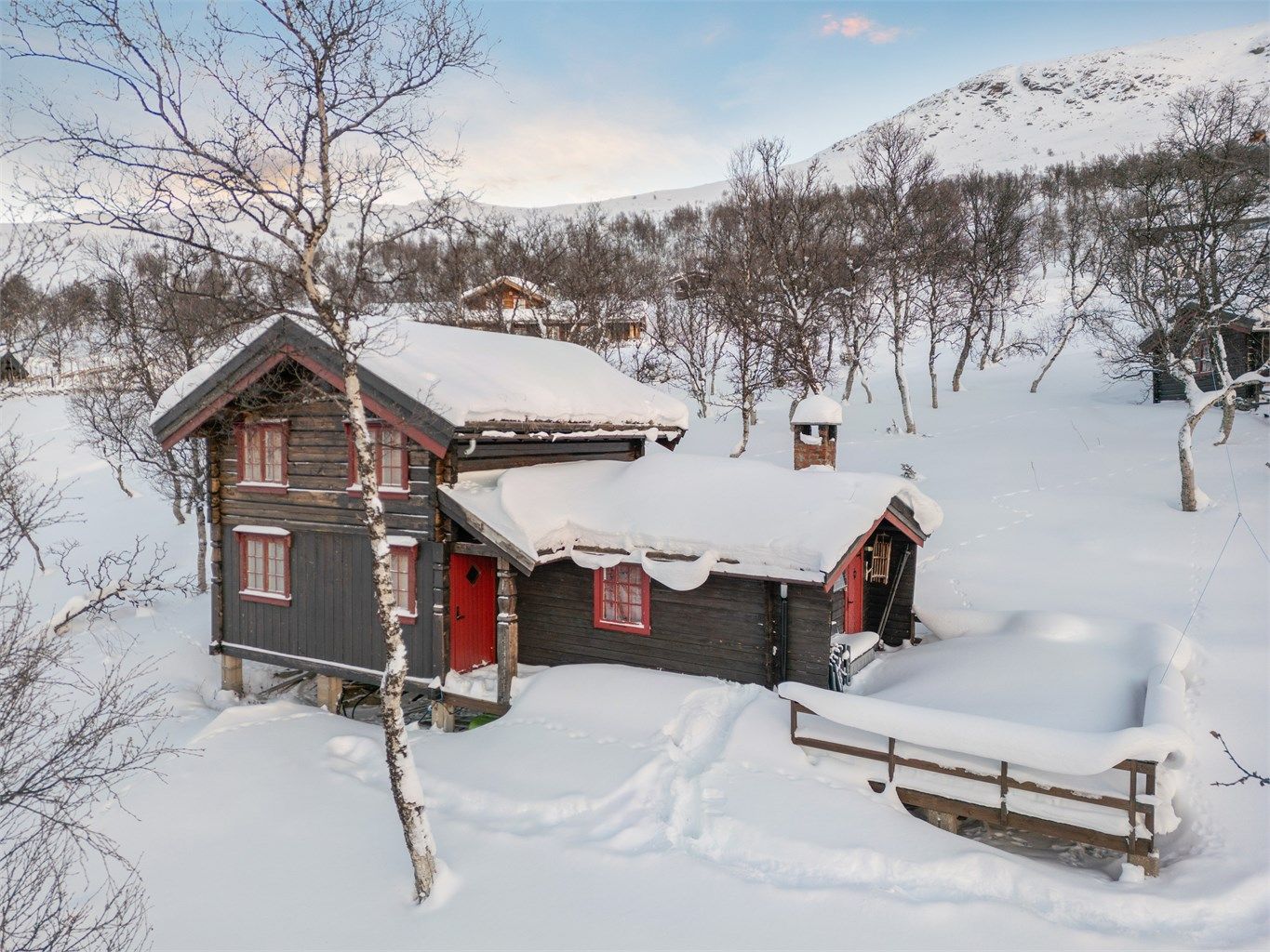 Hytta har også en stor og fin veranda med gode solforhold gjennom dagen. 