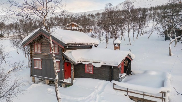 Hytta har også en stor og fin veranda med gode solforhold gjennom dagen.