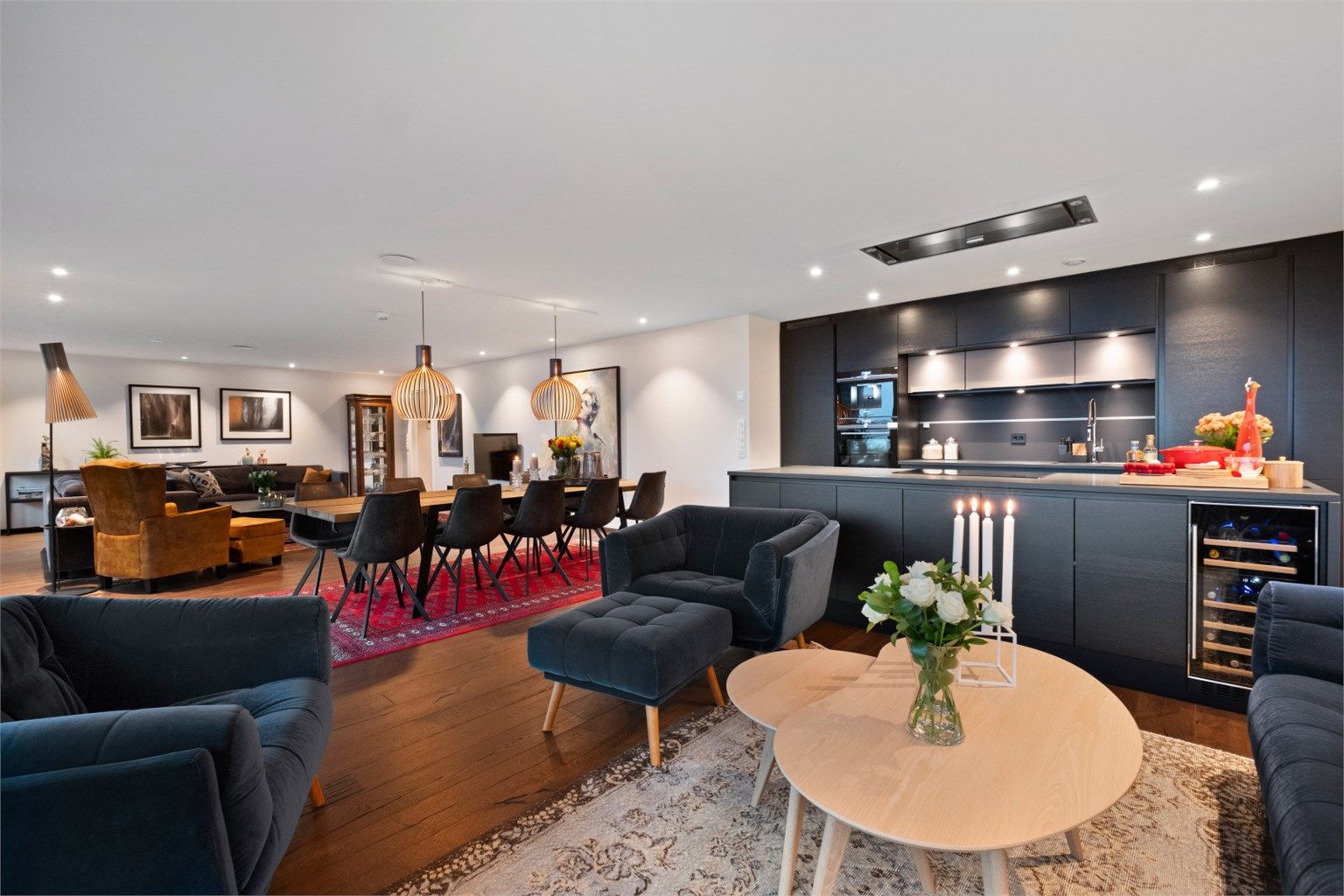 Stue/spisestue og kjøkken i åpen løsning med god plass til flere soner og sitteplasser