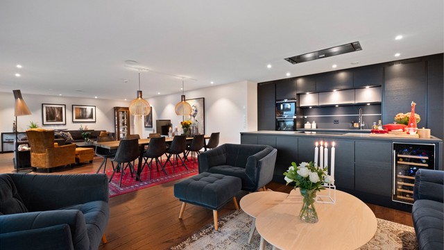 Stue/spisestue og kjøkken i åpen løsning med god plass til flere soner og sitteplasser