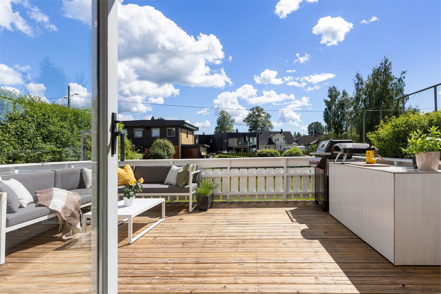 2-roms selveier i 1. etasje med tilhørende parkeringsplass og sydvendt terrasse på 23 kvm.