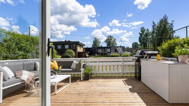 2-roms selveier i 1. etasje med tilhørende parkeringsplass og sydvendt terrasse på 23 kvm.