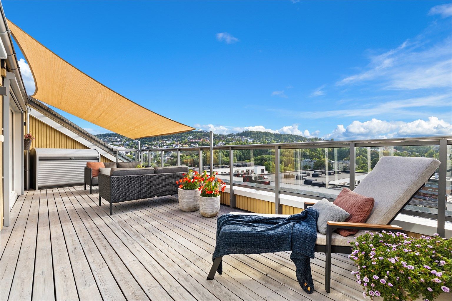 Boligen har en stor, vestvendt terrasse og en sørvendt balkong.