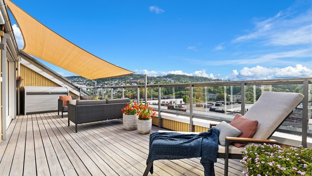 Boligen har en stor, vestvendt terrasse og en sørvendt balkong.
