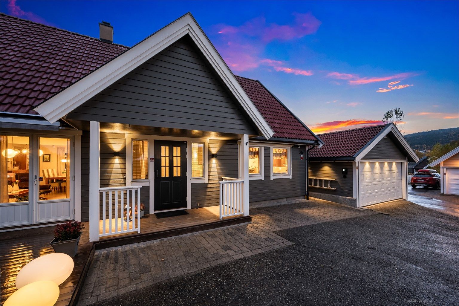 Enebolig med tilhørende garasje og asfaltert gårdsplass.
Foto: Haiman Askari