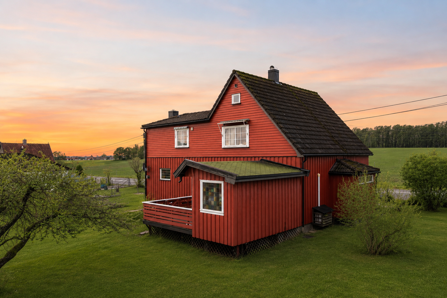 Eneboligen ble oppført i 1923 og har i senere år vært benyttet som en horisontaldelt tomannsbolig. Vedlikehold og oppgraderinger bør påregnes.
Fotograf; Kristoffer Kristiansen. Eiendommens omgivelser er digitalt retusjert.
