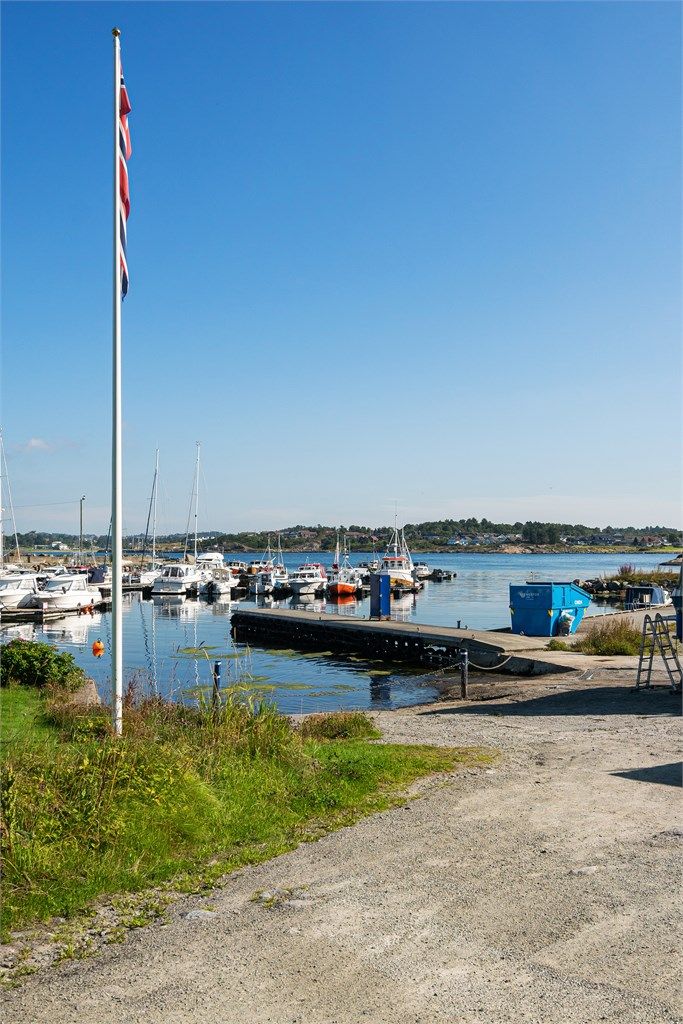Fine turområder og nærhet til sjøen i gåavstand fra boligen. 