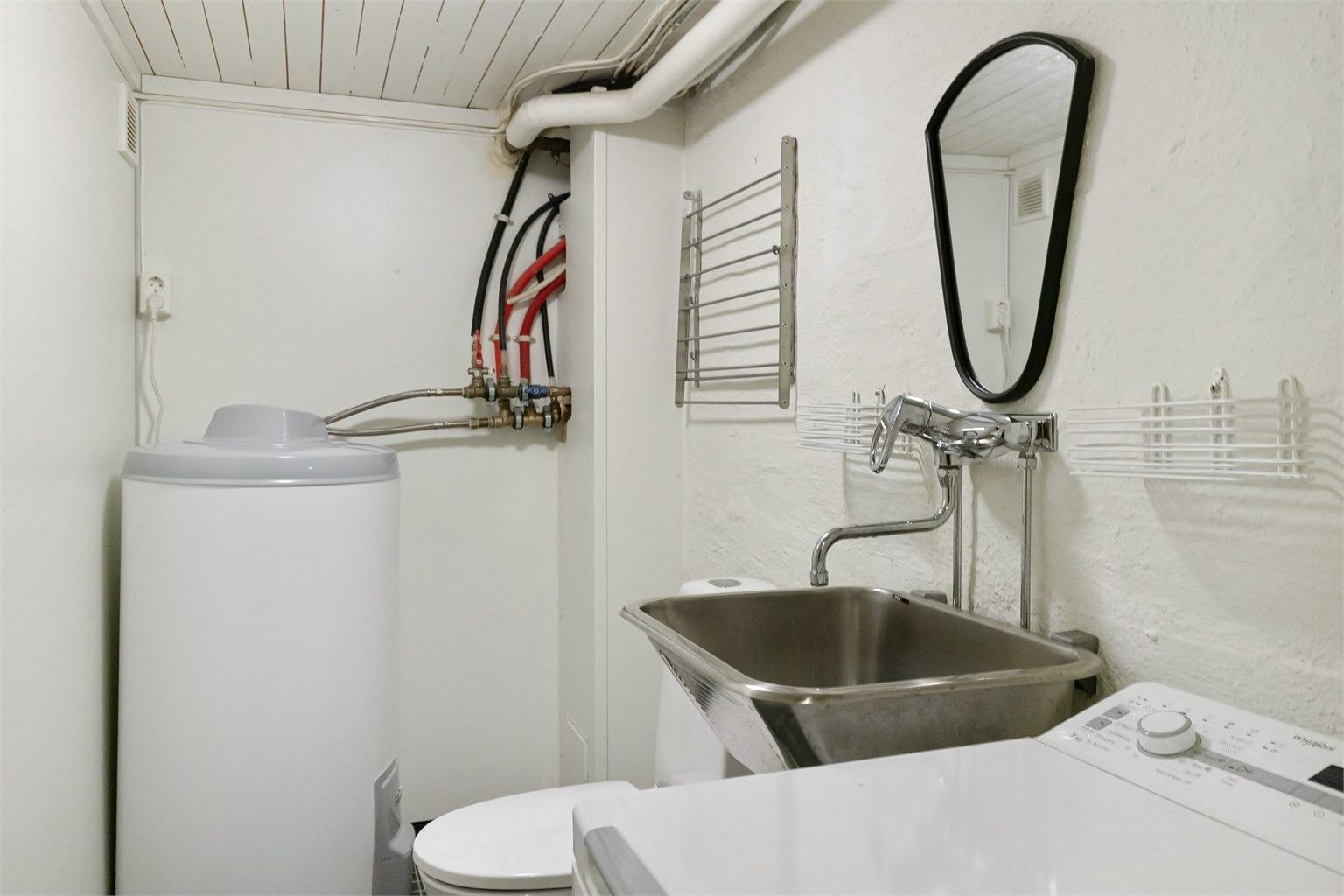 Praktisk vaskerom i kjelleren med opplegg for vaskemaskin, utslagsvask og en 200L varmtvannsbereder fra 2012.