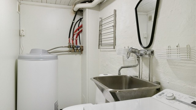 Praktisk vaskerom i kjelleren med opplegg for vaskemaskin, utslagsvask og en 200L varmtvannsbereder fra 2012.