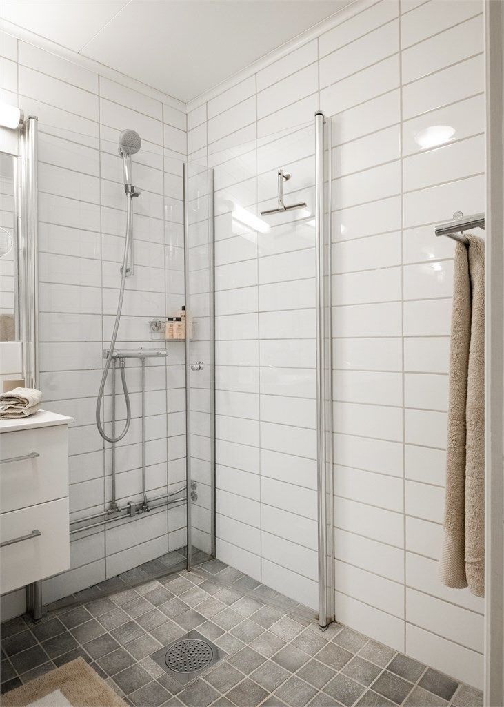 Dusjhjørne med innfellbare glassdører frigjør gulvplass når dusjen ikke er i bruk.