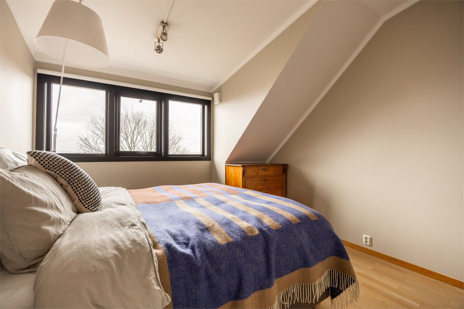 Malte, lyse flater og vinduer som slipper inn rikelig med dagslys.