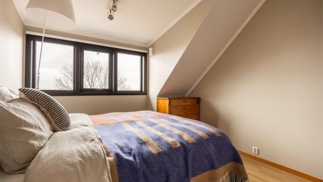 Malte, lyse flater og vinduer som slipper inn rikelig med dagslys.