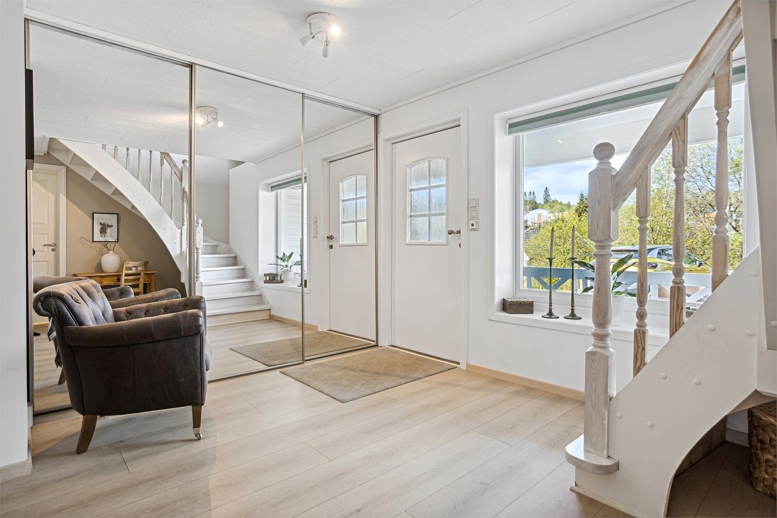 Boligens inngangsparti er i u. etg. Velkommen inn i en lys og luftig hall med god plass til oppbevaring. Stor skyvedørsgarderobe med speil. 