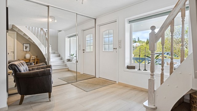 Boligens inngangsparti er i u. etg. Velkommen inn i en lys og luftig hall med god plass til oppbevaring. Stor skyvedørsgarderobe med speil.