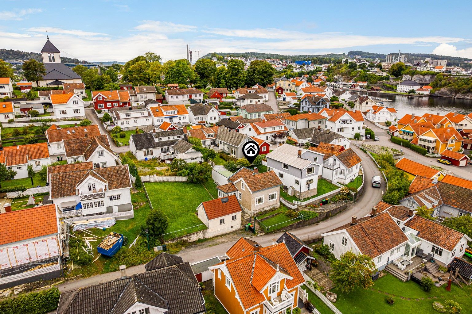 Blokkhusvegen 7 og 9 - Nr. 9 er renovert i 2010.