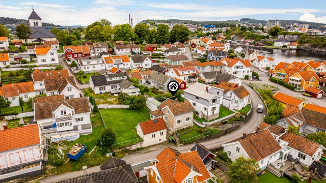 Blokkhusvegen 7 og 9 - Nr. 9 er renovert i 2010.