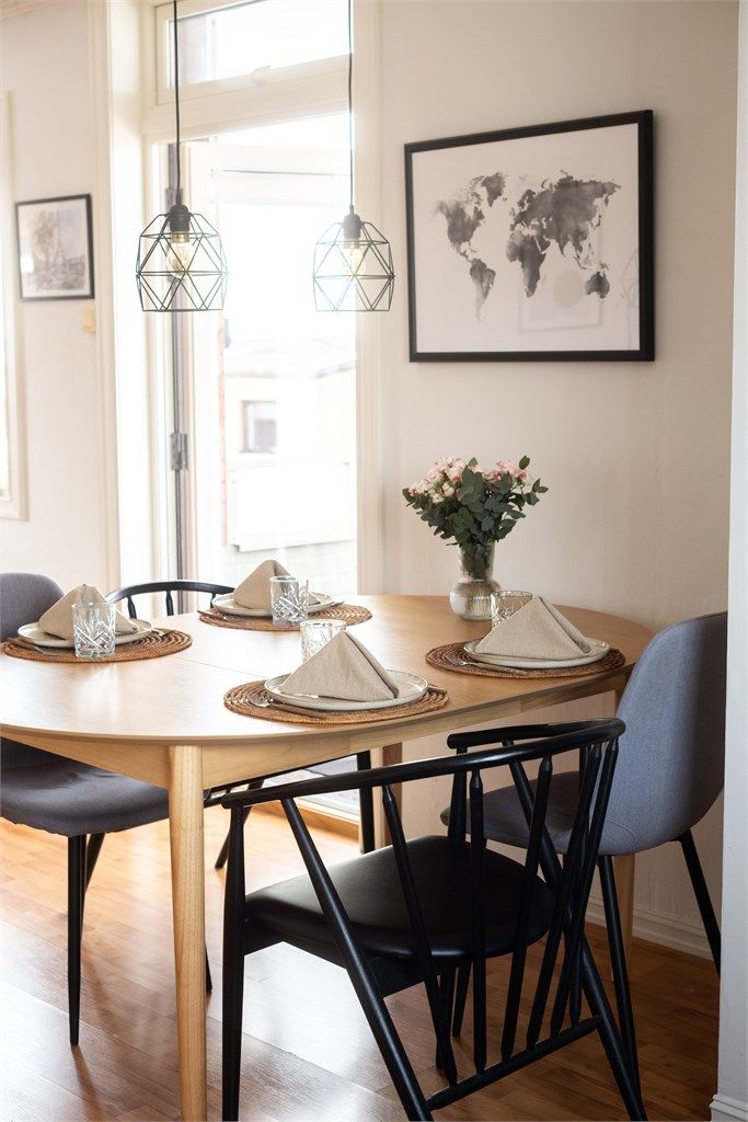 Fra stuen er det utgang til en vestvendt balkong på 7 m².