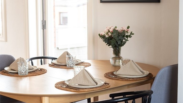 Fra stuen er det utgang til en vestvendt balkong på 7 m².