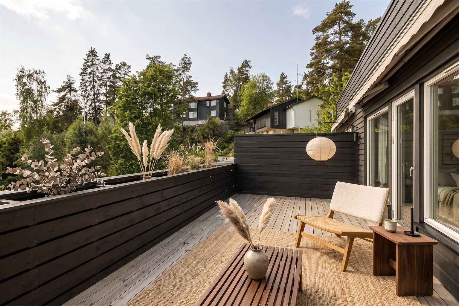 Terrassen ble oppgradert i 2024 med nye terrassebord, og er utstyrt med utebelysning og ny markise. (digitalt møblert bilde)