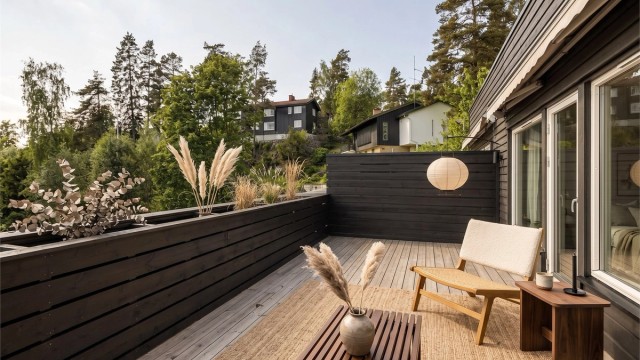 Terrassen ble oppgradert i 2024 med nye terrassebord, og er utstyrt med utebelysning og ny markise. (digitalt møblert bilde)